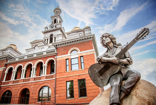 Dolly Parton's Bronze
                                    Statue in Sevierville's Downtown